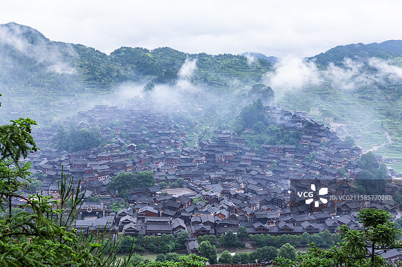 西江千户苗寨晨雾图片素材
