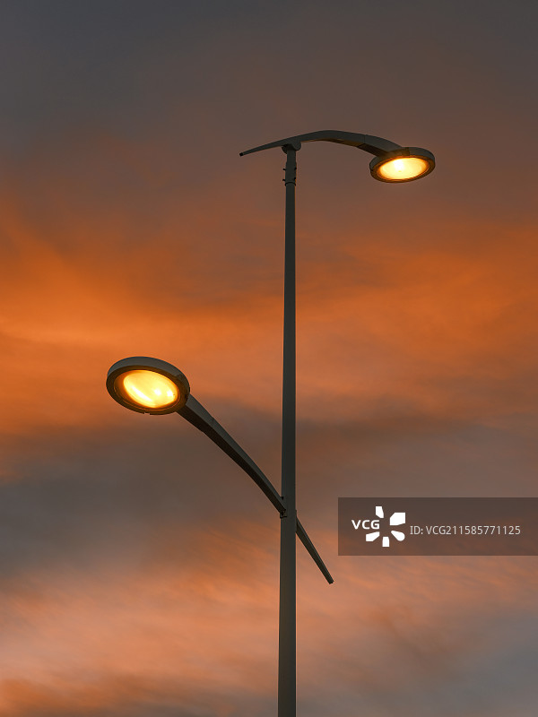 黄昏下的路灯 照明设备图片素材