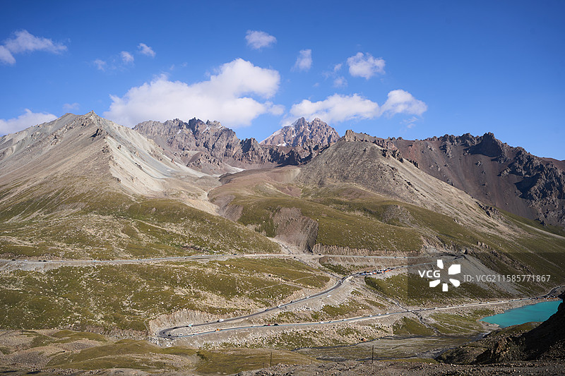 独库公路壮美的山景图片素材