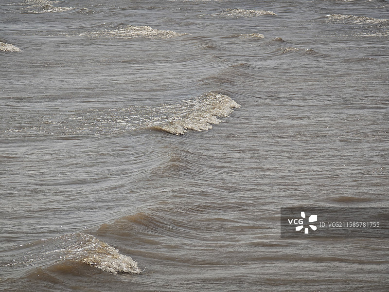 崇明岛丁坝处拍摄的东海海浪图片素材