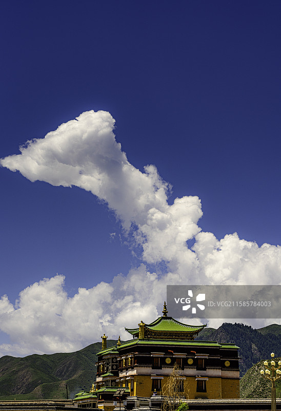 甘肃夏河拉卜楞寺，藏传佛教建筑色彩鲜明，金顶辉映蓝天，展现藏地宗教与文化之美。图片素材