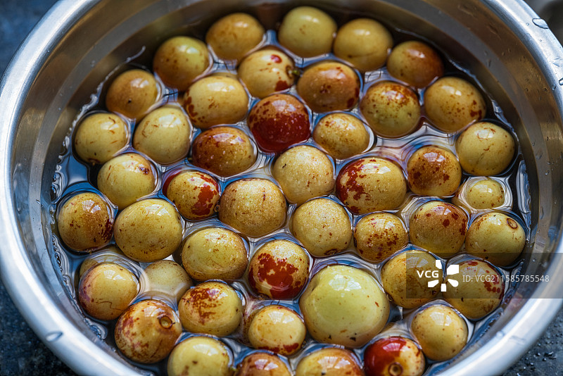 碗中泡着的冬枣图片素材