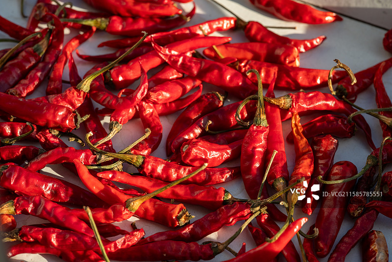 火红辣椒的阳光晾晒图片素材