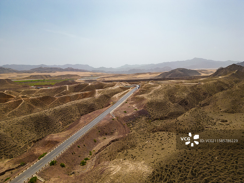 航拍宁夏中卫通往北长滩的戈壁沙漠公路图片素材