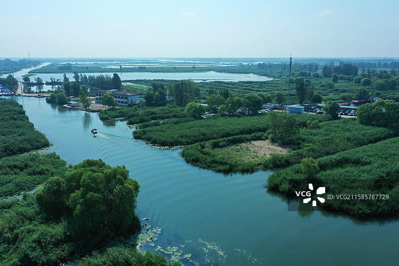 七彩流霞染碧塘，炊烟袅袅稻禾香  轻舟剪浪惊鸥远，锦鲤摇莲伴鹭翔  万顷芙蓉迎客笑，一川烟水醉心房图片素材