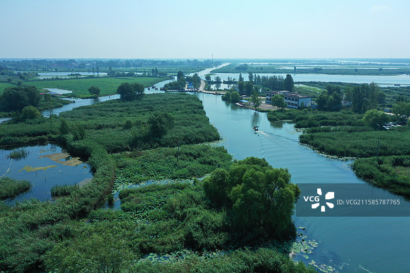 七彩流霞染碧塘，炊烟袅袅稻禾香  轻舟剪浪惊鸥远，锦鲤摇莲伴鹭翔  万顷芙蓉迎客笑，一川烟水醉心房图片素材