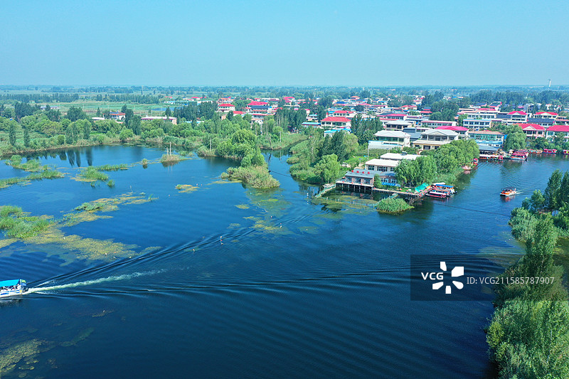 七彩流霞染碧塘，炊烟袅袅稻禾香  轻舟剪浪惊鸥远，锦鲤摇莲伴鹭翔  万顷芙蓉迎客笑，一川烟水醉心房图片素材