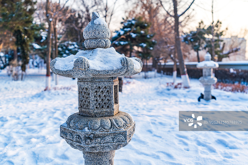 冬日庭院的石灯古韵禅意图片素材