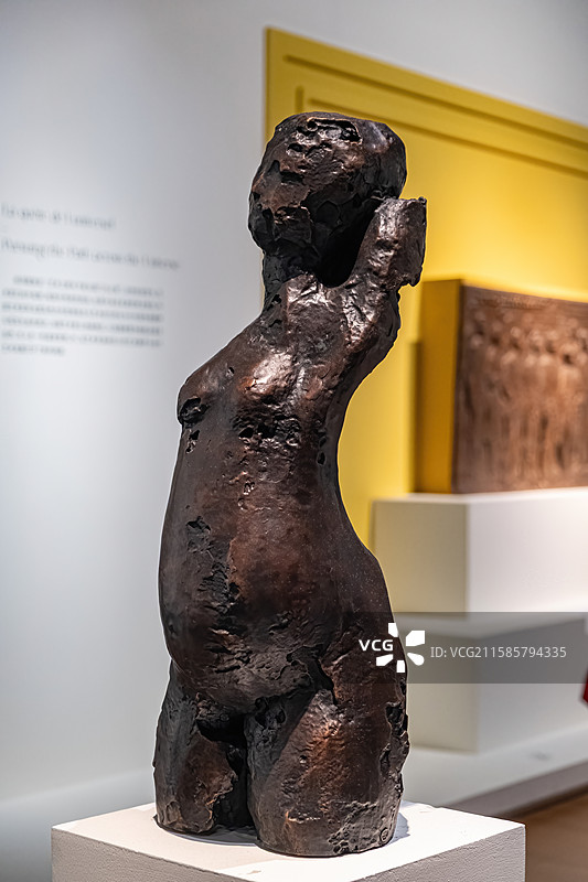 中国美术馆藏铸铜雕塑让卡尔多《芽》图片素材