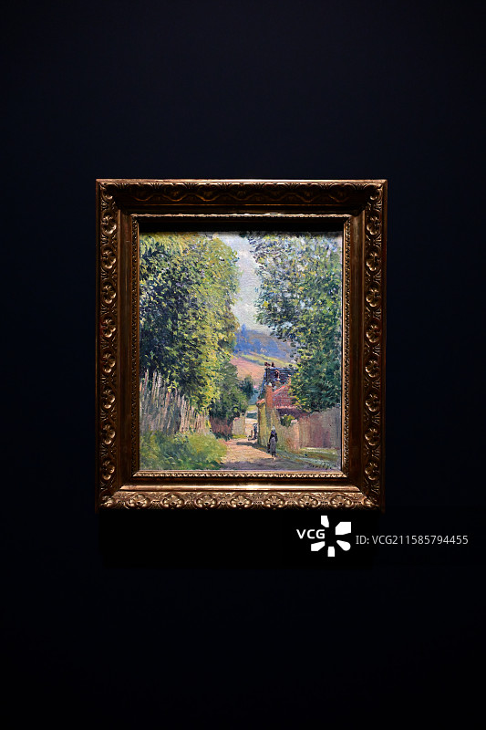 《马尔利勒鲁瓦績的砖厂小路》，阿尔弗雷德•西斯菜，1876，巴黎奥赛博物馆的艺术瑰宝，浦东美术馆图片素材
