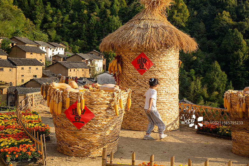 安徽省歙县“阳产土楼”村粮囤图片素材