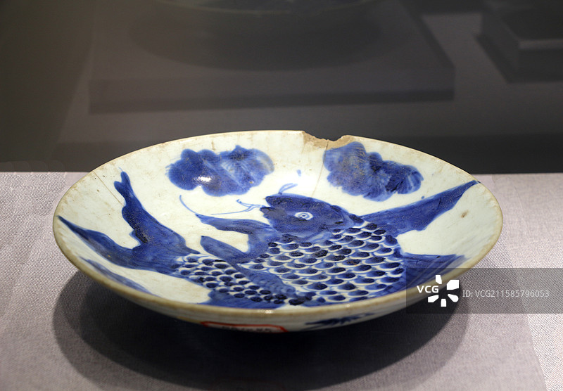 中华艺术宫 —— 《万象本色》‘中国白.德化瓷’上海艺术大展：德化月记窑青花鱼纹盘（清）图片素材