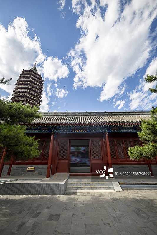 蓝天白云下的北京市通州区三庙一塔景区通州文庙：崇圣殿图片素材