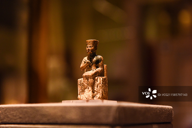 埃及国家博物馆古埃及法老坐像微型石雕图片素材