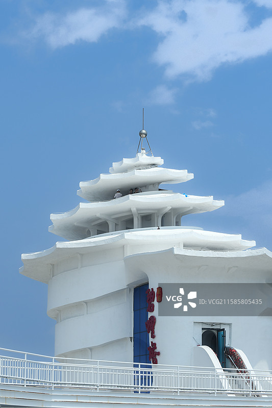 蓝天白云下碧螺塔的侧面特写图片素材