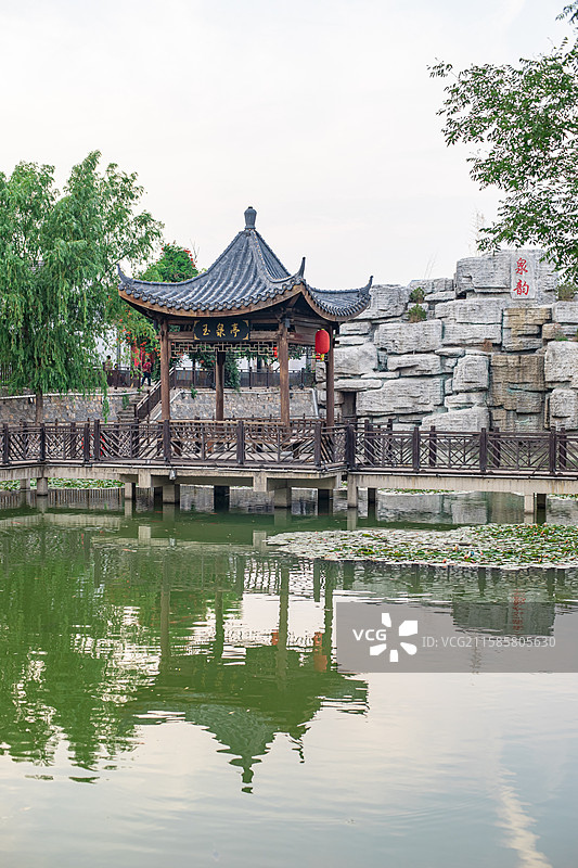 中国国内著名景点拍摄主题，山东泰安王林坡网红村风景区清泉湾的木头亭子和步行桥，户外白昼无人图像摄影图片素材