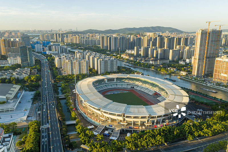 苏州体育馆清晨航拍 主体立面与城市天际图片素材