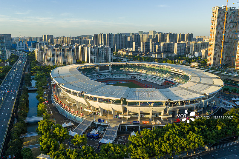 苏州体育馆清晨航拍 主体立面与城市天际图片素材