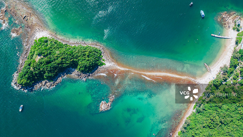 航拍中国香港自然风光：西贡桥咀洲岛，厦门湾（半月湾）图片素材