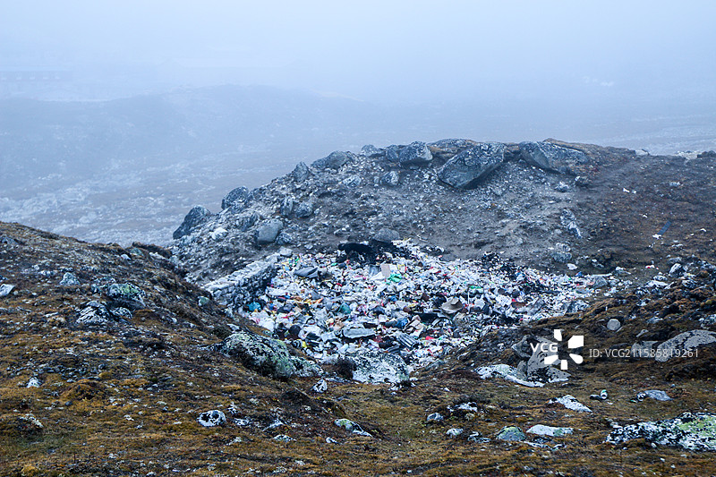 高山上堆积如山的垃圾，尼泊尔EBC徒步Lobuche图片素材