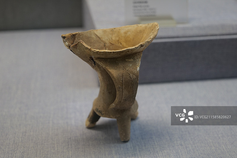 白陶爵(jué) 夏代(公元前21世纪-前1600年)东马沟出土洛阳博物馆藏图片素材