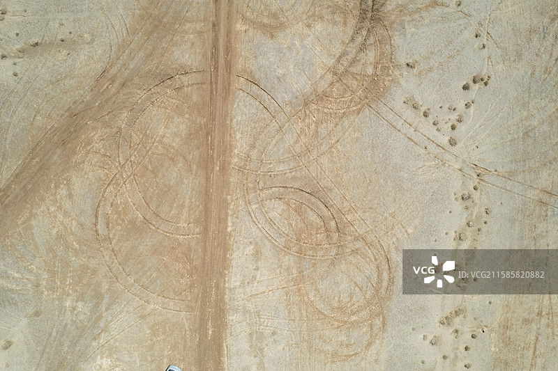 戈壁上的车辙印图片素材