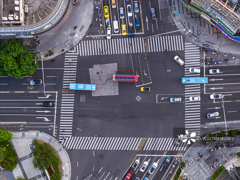 高空俯拍城市街道斑马线路口风景图片素材