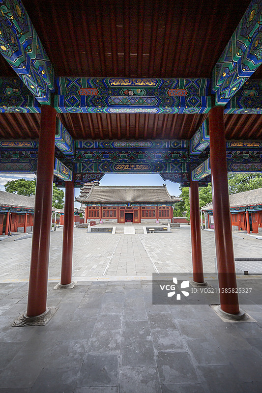 蓝天白云下的北京市通州区三庙一塔景区通州文庙：大成门（又称戟门）图片素材