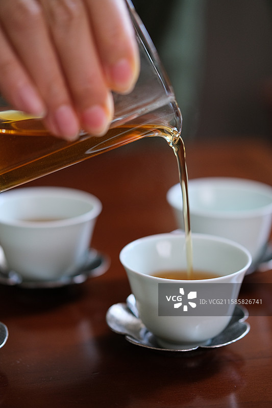 中国传统文化茶道茶艺功夫茶瓷器分茶图片素材