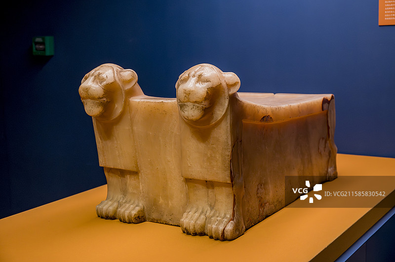 上海博物馆古埃及文明大展——古埃及第3王朝：狮形浇祭供桌图片素材