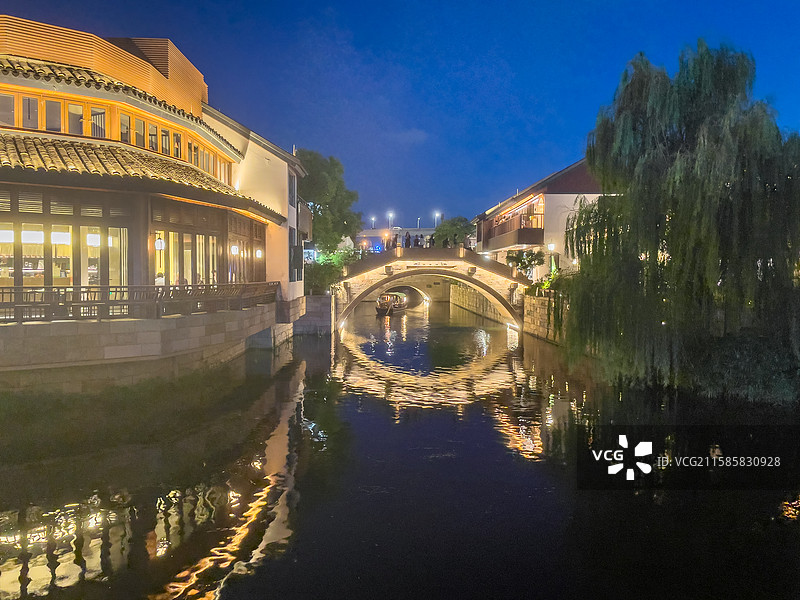 上海蟠龙天地夜景（上海青浦蟠龙天地古镇商业街）图片素材