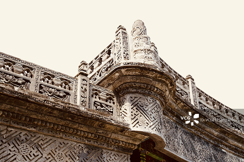 传统古建筑的屋檐，宝顶和弧形上是镂空雕花，莲花、回字纹、寿字纹等吉祥图案图片素材