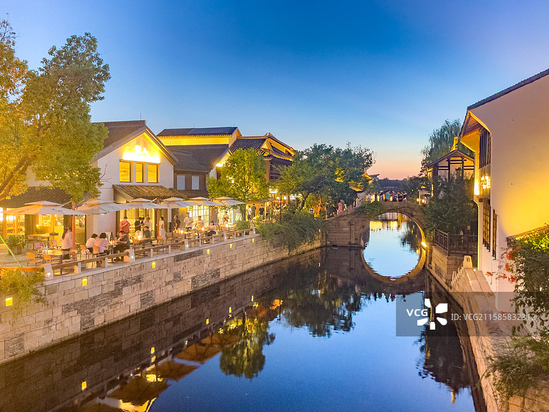 上海蟠龙天地夜景（上海青浦蟠龙天地古镇商业街）图片素材