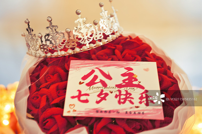 七夕情人节玫瑰花束皇冠贺卡氛围灯创意拍摄图片素材