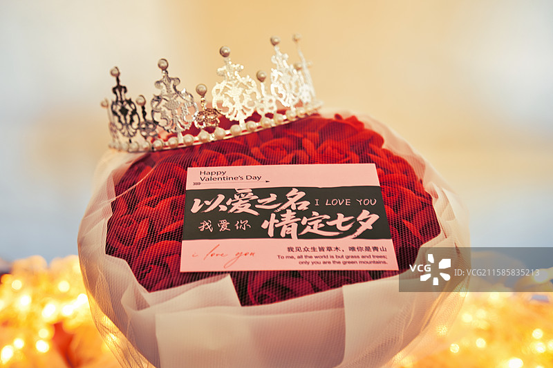 七夕情人节玫瑰花束皇冠贺卡氛围灯创意拍摄图片素材