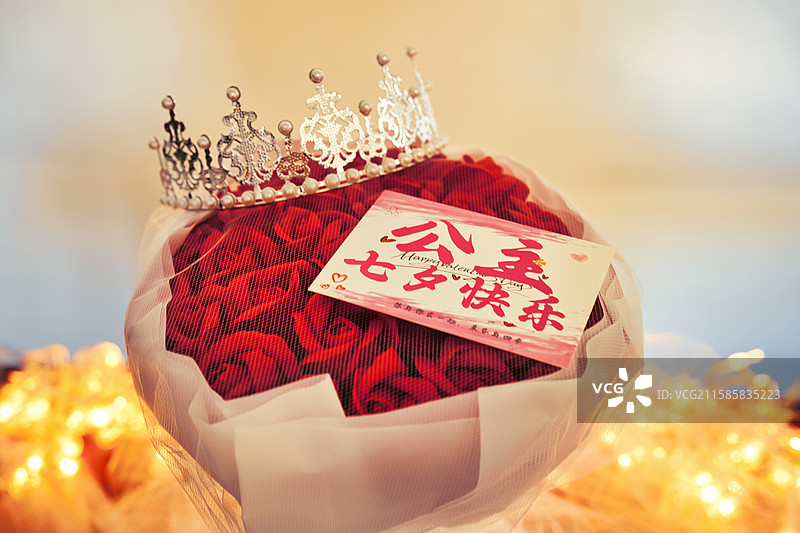 七夕情人节玫瑰花束皇冠贺卡氛围灯创意拍摄图片素材