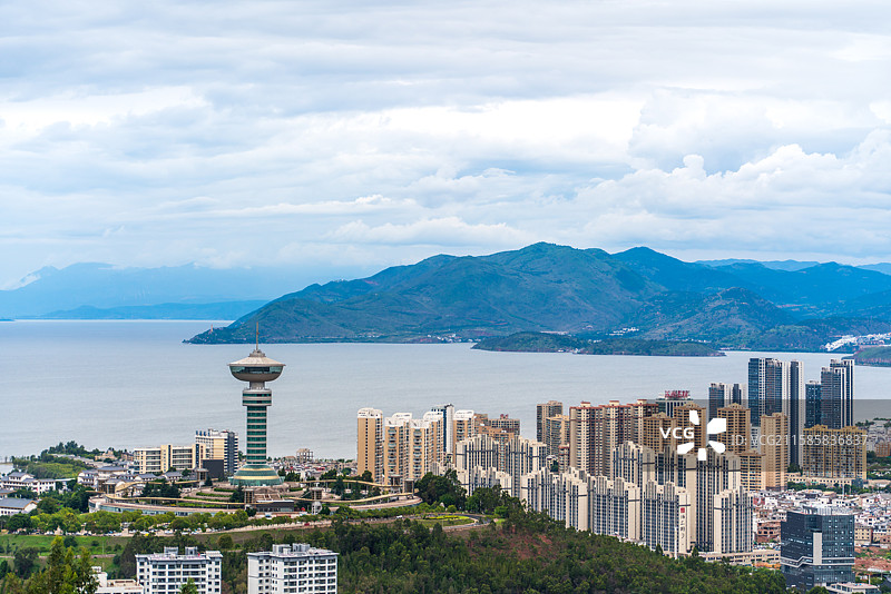 苍山洱海旁的云南大理市区图片素材