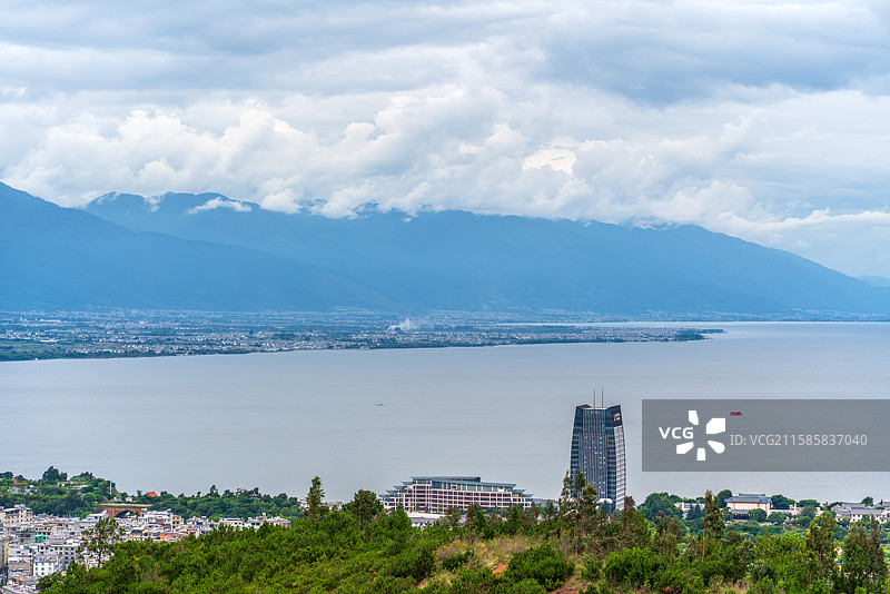 苍山洱海旁的云南大理市区图片素材
