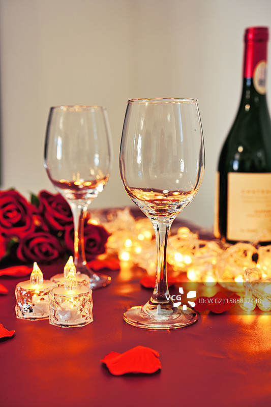 七夕节情人节红酒高脚杯玫瑰蜡烛氛围灯贺卡创意拍摄图片素材