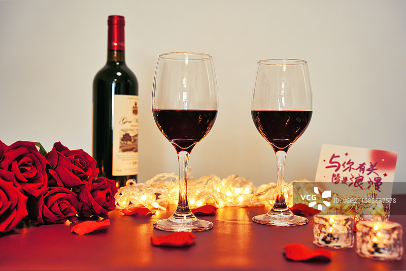 七夕节情人节红酒高脚杯玫瑰蜡烛氛围灯贺卡创意拍摄图片素材