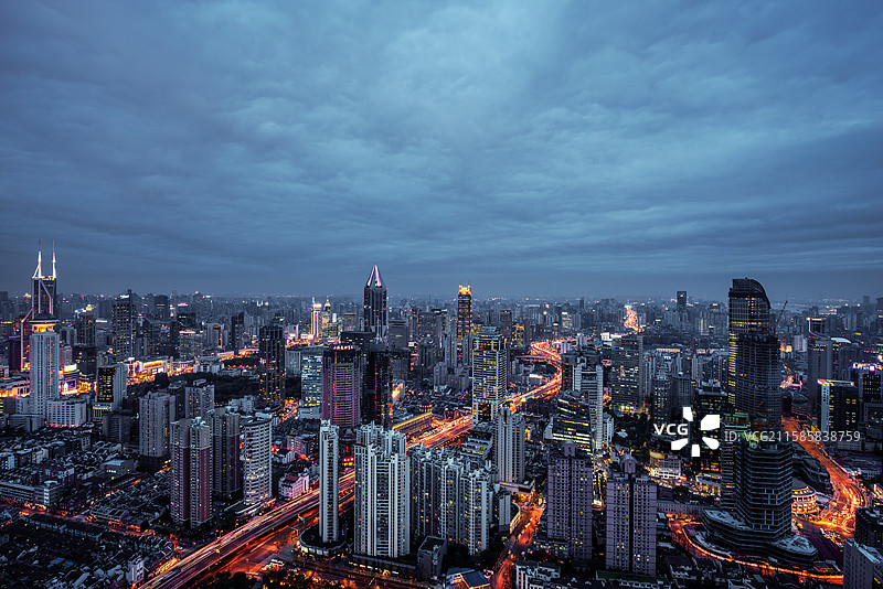 上海博华广场顶楼视角静安区大城市夜景浦东陆家嘴黄浦江东方明珠金茂环球金融上海中心全景图片素材