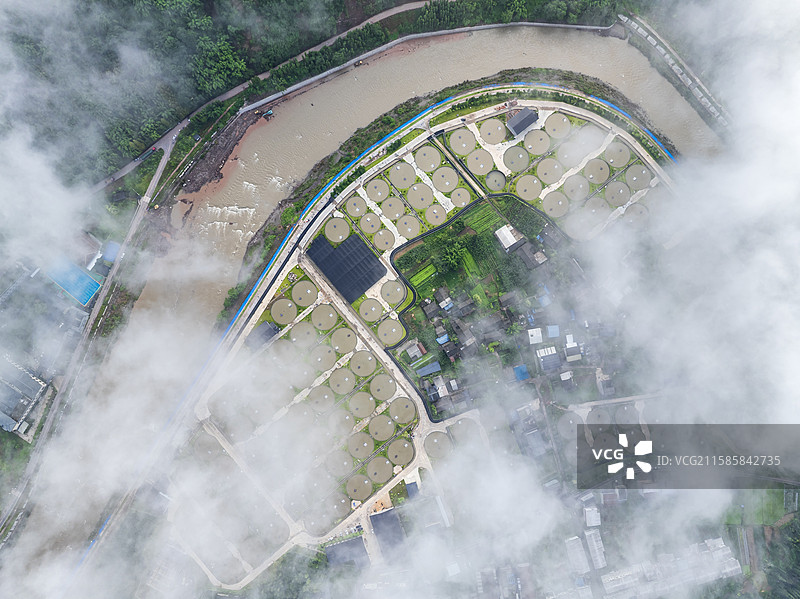 四川雅安荥经鲟鱼养殖场绿水青山间的现代渔业图片素材