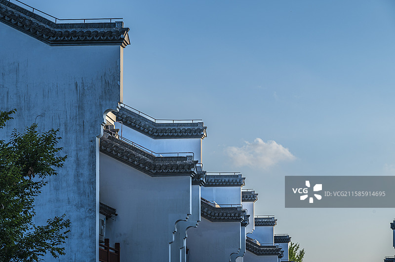 上海七宝镇古镇风光——民居梯次屋檐图片素材