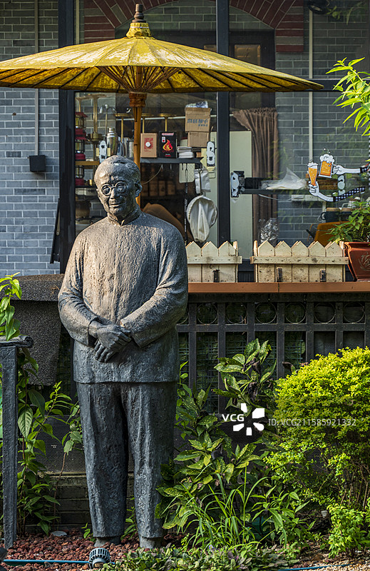 上海多伦路文化名人街——新文化运动先驱沈尹默塑像图片素材