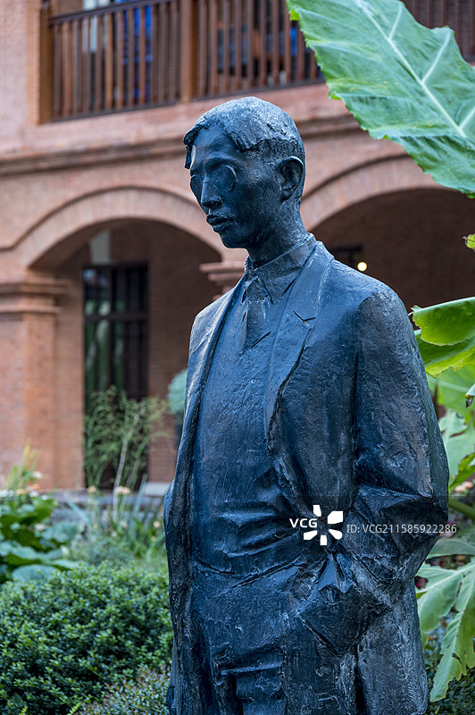 上海多伦路文化名人街——新文化运动巨匠文学家茅盾塑像图片素材