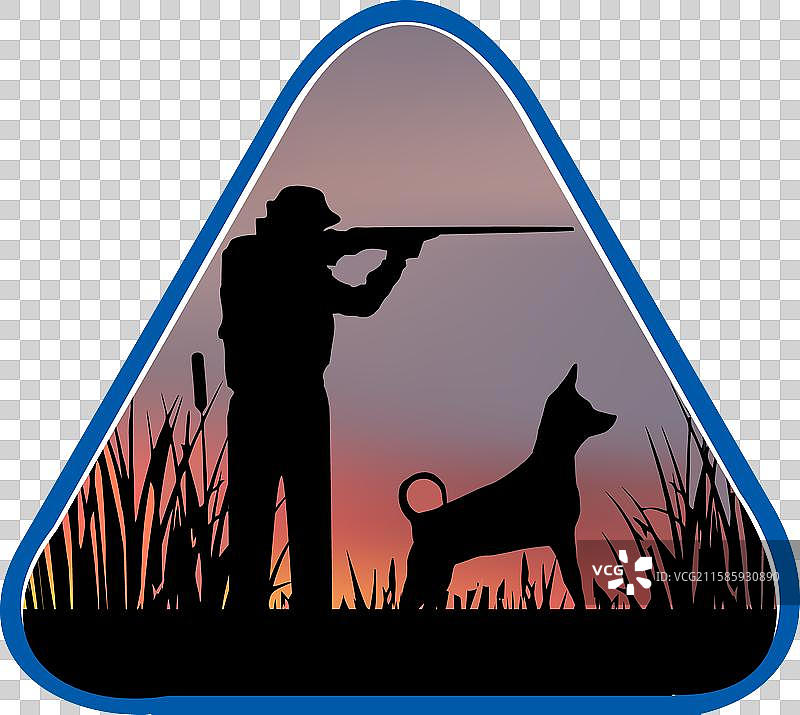 猎人在日落时分与狗一起瞄准步枪图片素材