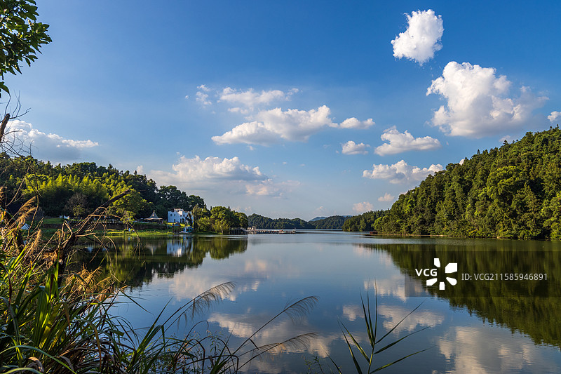 新余仙女湖景区碧水青山间的倒影图片素材
