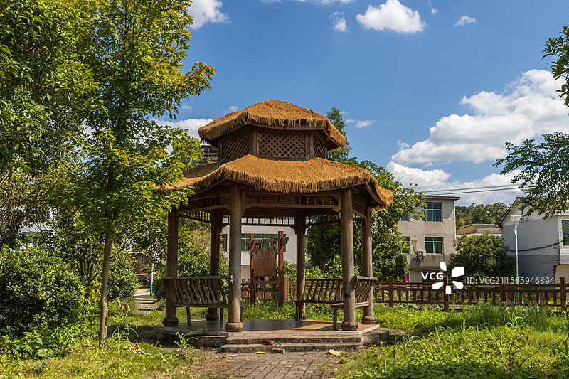 上高县马湖村乡村田园风光中的草亭图片素材