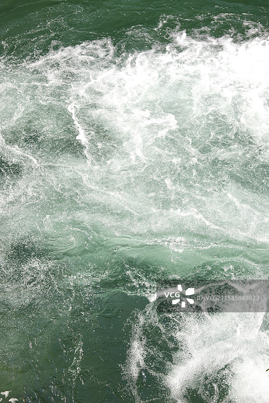 汹涌水面碧波白浪特写图片素材