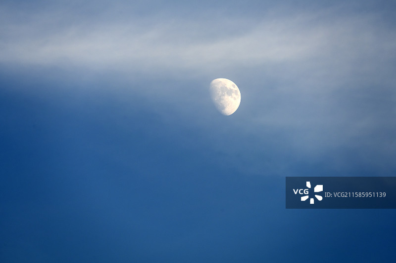 蓝色天空残月半月亮自然风光图片素材